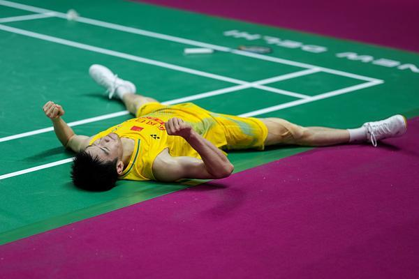 羽毛球世锦赛：男单独苗李诗沣晋级，“梁王”首秀逆转过关