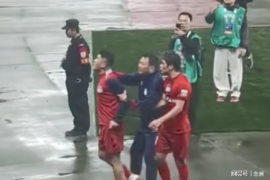 8868体育被骂“丢人现眼”！30岁国脚暴怒：冲上去要和球迷对峙 拉都拉不住